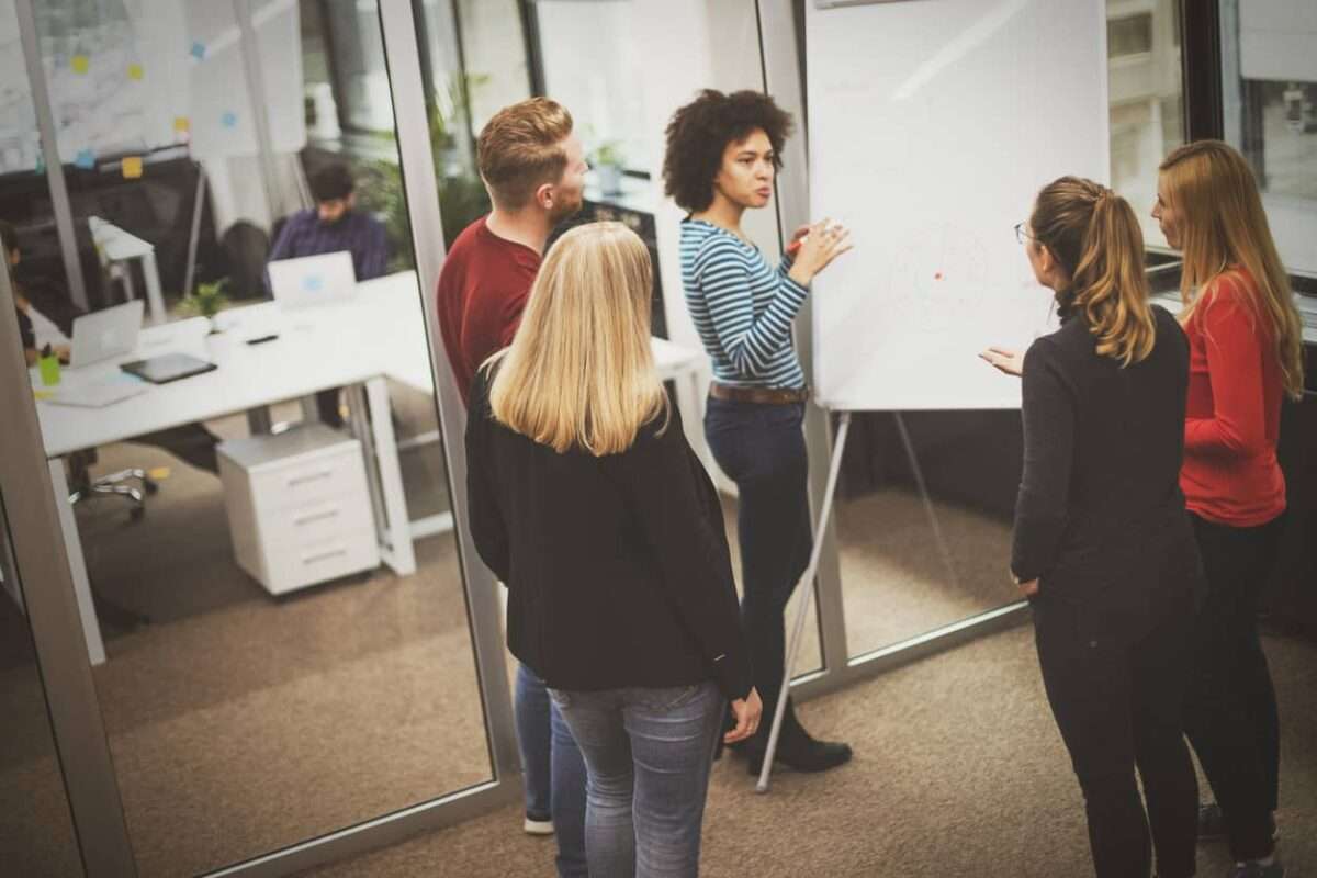Stand up meeting : comment améliorer la communication et la productivité d’équipe