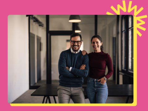 zwei Personen in einem Unternehmen lächeln